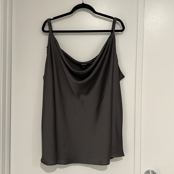 Torrid 5 Plus, Grey short sleeve blouse (Never worn, tag fell) - Picture 4 of 5